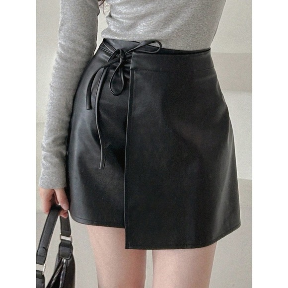 Vegan Leather Wrap Knot Side mini Skirt black minimalist - Picture 3 of 6